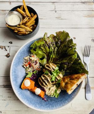 Falafel bowl and fries with aioli   at Sesame in Chamonix-mont-blanc