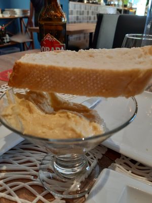 Hummus servido con pan at Siete Sabios in Tenerife