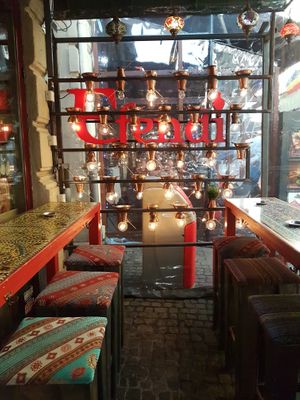 Outdoor seating also in winter possible at Efendi Doner in Bucharest