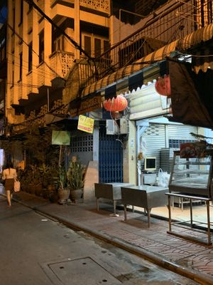 Sign to alley at Jay Oh Vegetarian in Bangkok