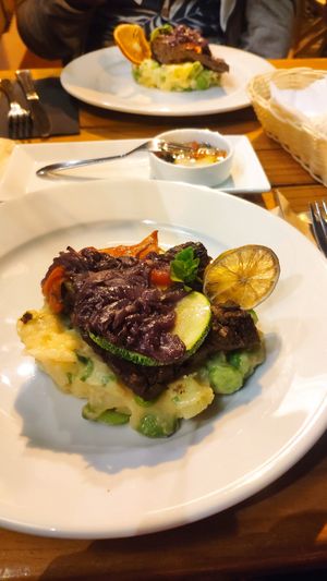 Puré con crema o leche de coco y habas, cebollas caramelizadas al vino zuchinis, pimentón y seitán. Muy rico at Il Paparazzo in Valparaiso