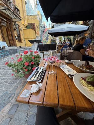 Outdoor seating  at Il Paparazzo in Valparaiso