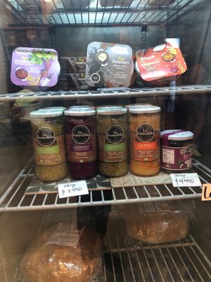 Conservas y hummus at Alamesa Emporio in Renaca