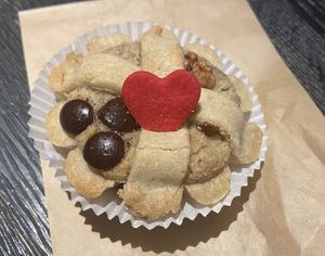 Lerchen with chocolate chips and walnuts   at Brotgefuehle in Leipzig