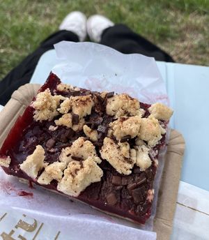 Veganer Kirsch-Streuselkuchen mit Chocolate Chunks  at Brotgefuehle in Leipzig