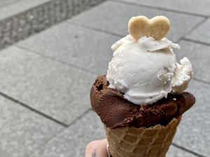 ice cream, vegan, with live & vegan cookie at Brotgefuehle in Leipzig