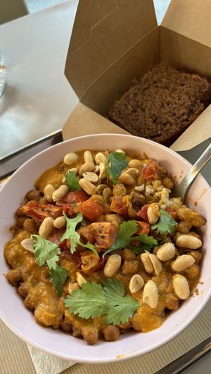 Chickpea curry and chocolate banana bread  at Green Deli in Paris
