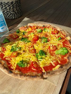 Pizza mit Broccoli und Tomate  at NeoNeo in Cologne