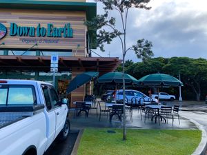 Outdoor Seating at Down to Earth - Store and Deli in Aiea