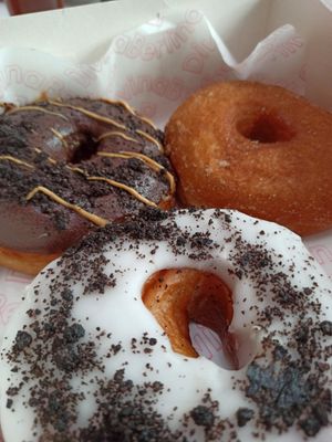 Donuts de Oreo, canela y cacahuete con chocolate negro. at Divina Berlina in Tenerife