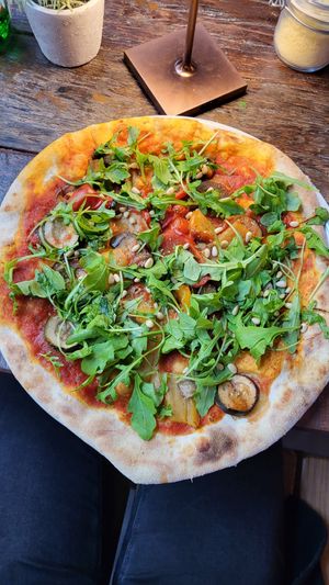 Vegane Pizza mit tomatensoße statt Avocado at Micello's in Leipzig