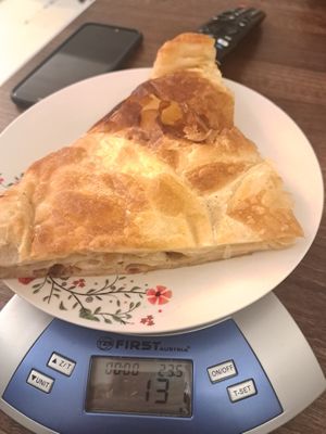 1/4 one quarter piece weight 130 grams. 130x4=520 grams. It should be 175x4=700. at Kod Feta in Podgorica