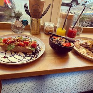 Vegan pancakes right, delicious veggie sandwich on left at meiks in Heidelberg