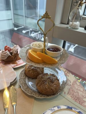 Two plain scones  at Lazy Susan 레이지수잔 in Seongnam
