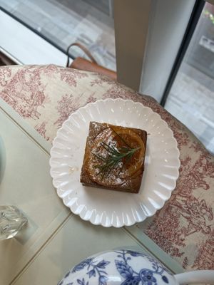 Orange vanilla cake   at Lazy Susan 레이지수잔 in Seongnam