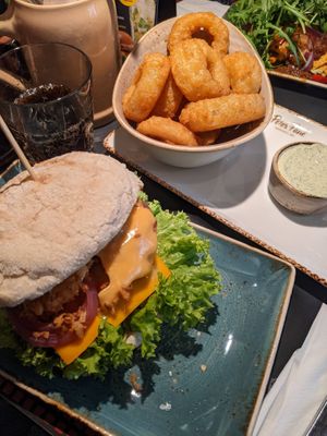 "Hüttenzauber" burger with vegan onion rings at Peter Pane in Frankfurt