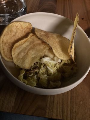 potato chips with smokey cabbage at Leuchtendroter in Frankfurt
