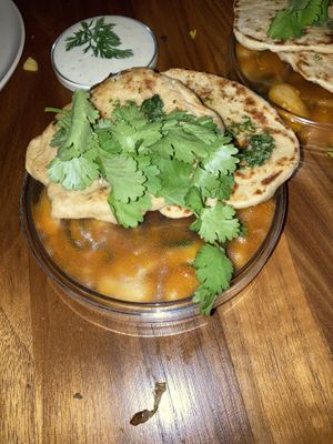 beans with naan   at Leuchtendroter in Frankfurt