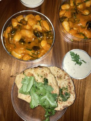 beans with naan   at Leuchtendroter in Frankfurt