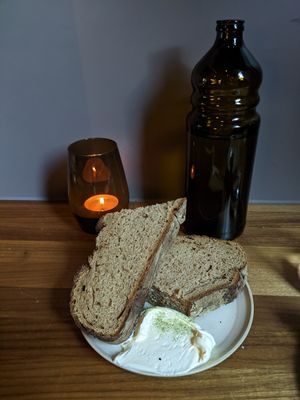 bread with garlic spread at Leuchtendroter in Frankfurt