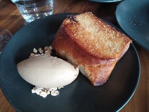 Breakfast: French toast and caramel ice cream at Leuchtendroter in Frankfurt