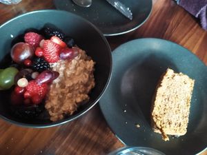 Breakfast: overnight oats with berries (left) and carrot cake (right, tastes better than it looks here!) at Leuchtendroter in Frankfurt