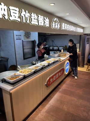 Some fresh cooking on the spot   at Sù Mǎn Xiāng 素满香 in Nanjing