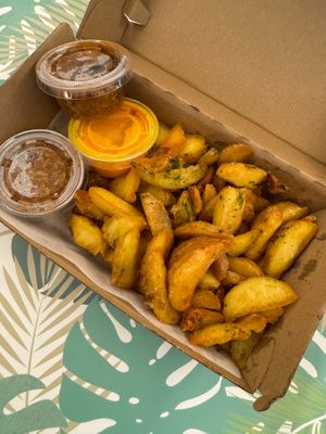 Potato wedges with vegan chili & cheese at Yecla 33 in Valencia