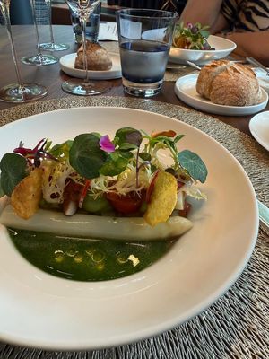 Salat von weißem Spargel, Radieschen und Honig Kirschtomaten mit Saft von den Kräutern der Frankfurter Grünen Sauce, Chips von Wetterauer Kartoffeln, Kresse und Frisée Spitzen  at Lafleur in Frankfurt