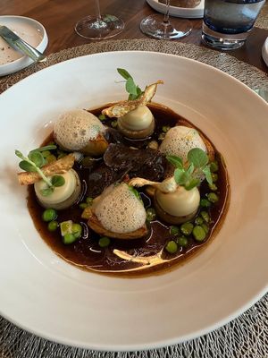 Glasierte Artischocken und junge Erbsen mit Trüffelsauce, Kohlrabi und Limequat  at Lafleur in Frankfurt