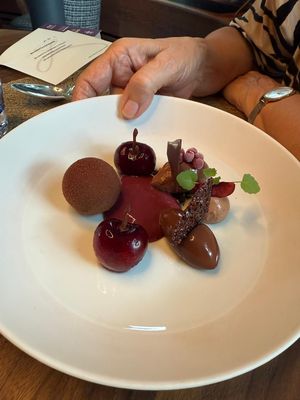 Bio Grand Cru Schokolade in Texturen und marinierte Herzkirschen mit karamellisiertem Haselnusskern  at Lafleur in Frankfurt