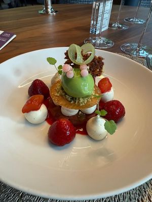 Marinierter Rhabarber und Schneider's Bio Erdbeeren Vanillecreme mit Tonkabohne
Salzpistazien Streusel und Gewürztagetes Eis  at Lafleur in Frankfurt