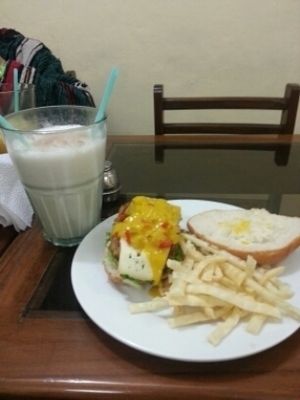 Hawaiian burger and Chai tea lassi at Prasada in Cusco