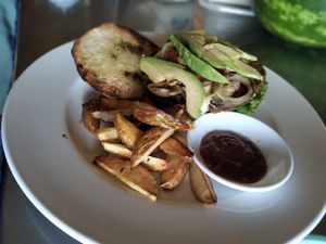 Hamburguesa vegetariana con torta de yuca at Essence Arenal in El Castillo
