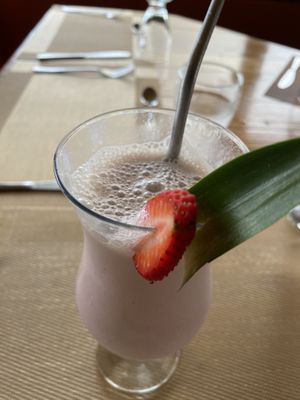 un batido de fresas con leche de soya (strawberry smoothie with soy milk)  at Essence Arenal in El Castillo
