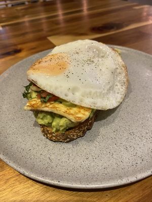 Tostada Italiana - Pan multigrano con aguacate, queso asado, pesto vegano, tomate, albahaca con adición de huevo frito  at Smash Avocaderia y Cafe in Medellin