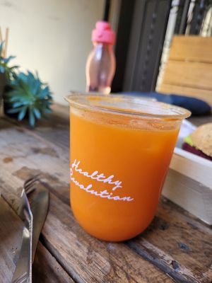 jugo de zanahoria y manzana at Smash Avocaderia y Cafe in Medellin