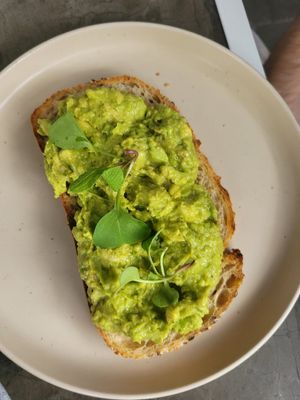 avocado toast "clásico", es vegano sin el feta at Smash Avocaderia y Cafe in Medellin