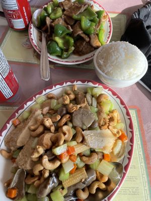 Beef satay and chicken with vegetables and cashews at New York Chinese Restaurant in Niagara Falls