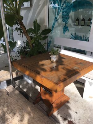 Outdoor seating at Jessie's Juice Bar Cafe in Seven Mile Beach