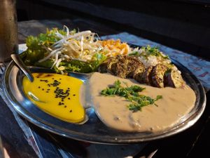 Principal: strogonoff de cogumelo no creme de amendoim.
Acompanhamentos: broto de feijão, arroz integral, salada de repolho e folhas. at MacroBio in Florianopolis