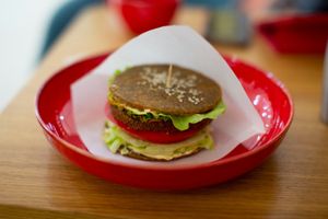 Фирменный Raw Бургер с горчицей at Dobraw in Moscow