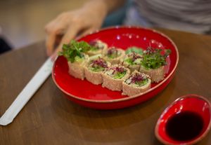 Розовые, голубые, фиолетовые суши, с укропом и кунжутом – без риса и рыбы, со 100% сыроедческими ингр at Dobraw in Moscow