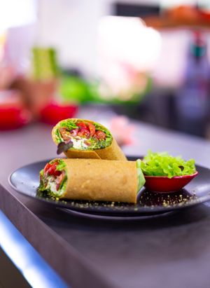 Фирменный Raw Буррито с песто, томатами или авокадо at Dobraw in Moscow