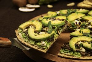 Пицца Raw с авокадо и грибами at Dobraw in Moscow