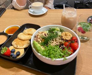 Breakfast bowl with added pancakes at King of Greens in Leonberg