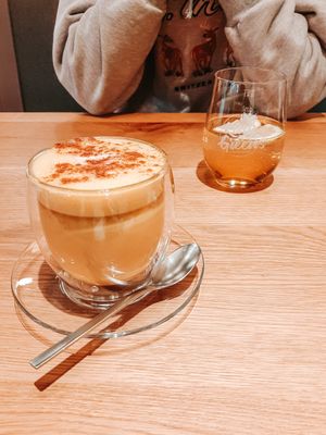 Kurkuma Latte & Pfirsich Limo at King of Greens in Leonberg