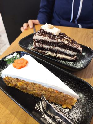 Rübli Kuchen (2.90€) und Penaut Himbeer Torte (3.40€) at King of Greens in Leonberg