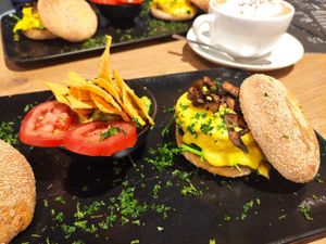 Early Bird Frühstück (Egg Benedict) /8.90€, bisschen zu ölig, aber sonst sehr lecker! at King of Greens in Leonberg