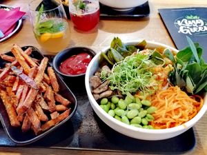 Asian bowl and sweet potato fries at King of Greens in Leonberg